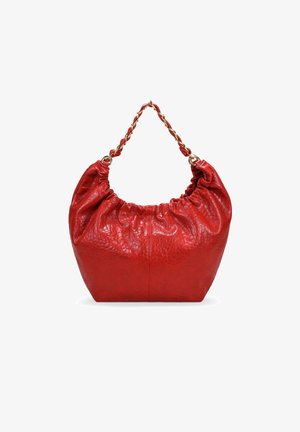 Bolso de mano de cuero rojo con un borde gathered en la parte superior, asa de cadena trenzada y acabado texturizado. Un detalle de costura corre verticalmente a lo largo del frente.