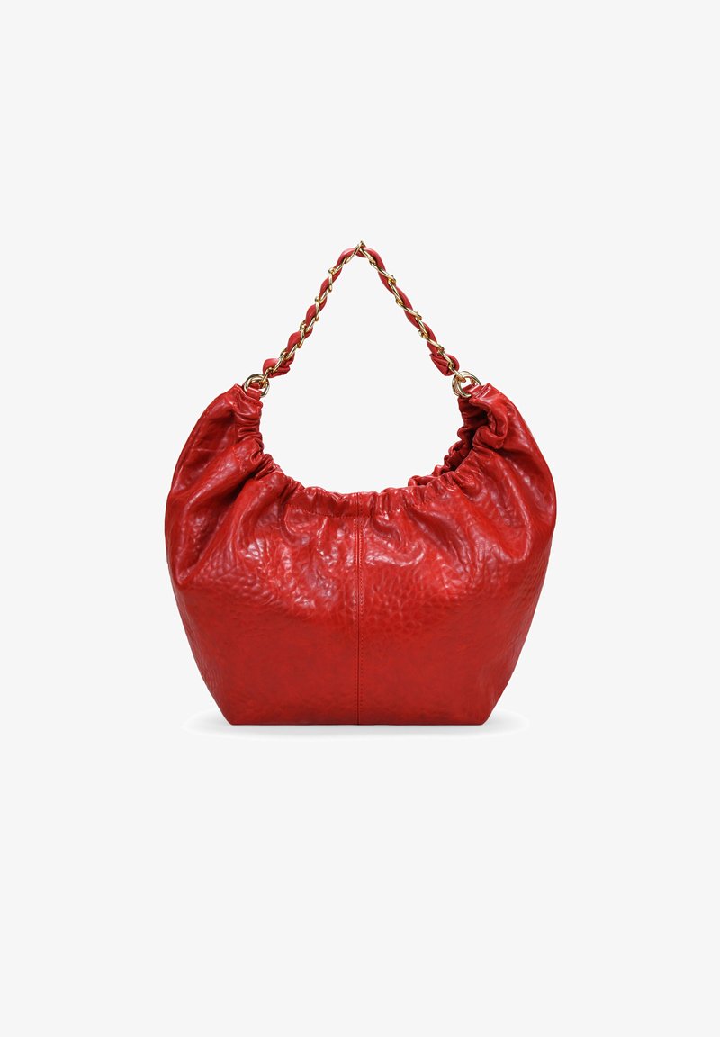 Bolso de mano de cuero rojo con un borde gathered en la parte superior, asa de cadena trenzada y acabado texturizado. Un detalle de costura corre verticalmente a lo largo del frente.