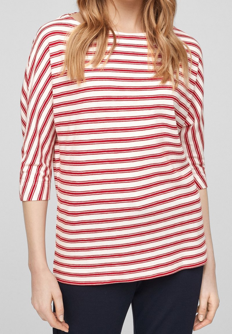 Rood-wit gestreepte top met driekwartmouwen, gemaakt van zachte stof met een relaxte pasvorm, met een ronde halslijn en opgerolde mouwen.