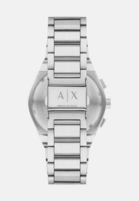 Orologio in acciaio inossidabile argentato con finitura liscia e lucida, caratterizzato da un quadrante rettangolare, un logo A|X a contrasto e bracciale a maglia.