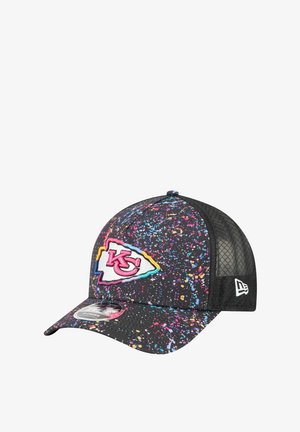 Casquette noire avec un motif éclaboussé coloré, arborant un logo brodé des Kansas City Chiefs à l'avant et des panneaux en maille à l'arrière.