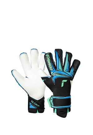 Par de guantes de portero negros, azules y verdes con palmas y tiras de muñeca blancas con las etiquetas "Reusch" y "Re:Grip" aislados sobre fondo blanco.