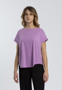 Top corto viola a maniche corte con scollatura rotonda, realizzato in tessuto leggero e testurizzato, presenta una vestibilità rilassata e orlo curvo.