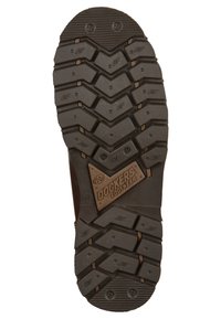 Suela de calzado Dockers con un patrón texturizado, que presenta surcos profundos para tracción. Goma marrón oscuro con un logo y etiqueta de tamaño incrustados.