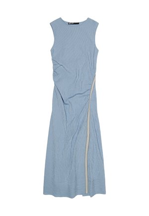 Be rankovių šviesiai mėlyna midi suknelė su plonomis vertikaliomis juostelėmis ir išlenktu smėlio spalvos bei juodos spalvos šoniniu dryžiu.