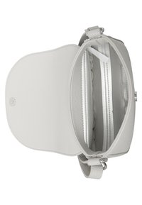 Bolso de cuero gris con forma estructurada, que cuenta con un bolsillo interior, herrajes en plata y un acabado de textura suave.