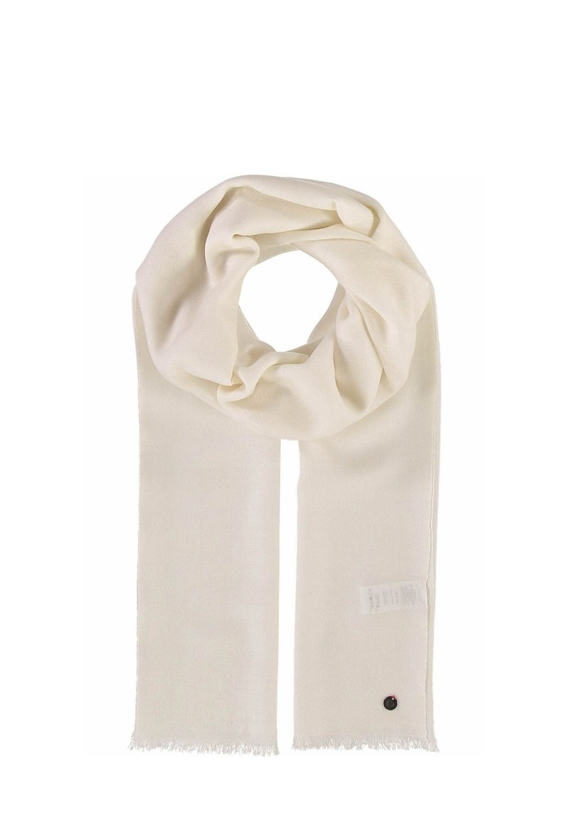 Écharpe blanche avec une texture douce et lisse. Elle présente des bords effilochés et une petite étiquette avec un accent de bouton noir.