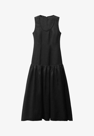 Sort ærmeløs kjole med rund halsudskæring, indsamlet skørt og lynlås på ryggen. Lavet af et glat, let materiale.