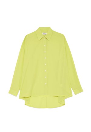 Chemise boutonnée à manches longues de couleur vert lime, avec col pointu et ourlet asymétrique, plus court à l'avant qu'à l'arrière.