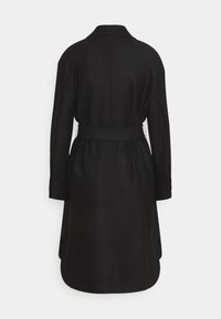 Cappotto in misto lana nero con vita abbinata, colletto singolo e maniche lunghe. Dotato di aperture laterali per facilitare i movimenti. Vista posteriore mostrata.