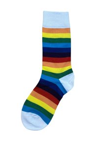 Calcetines multicolores con rayas horizontales en rojo, naranja, amarillo, verde, azul y morado, con un puño y punta de color azul claro.