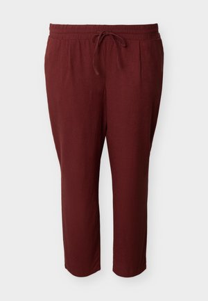 Mørkerøde bukser med snorstramming, elastisk midje og en avslappet passform, vist mot en ensfarget lys bakgrunn.