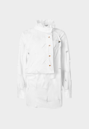 Camisa branca com colarinho estruturado, design assimétrico, fecho de botões e tecido texturizado com recortes sobrepostos e detalhe de pequeno logótipo.