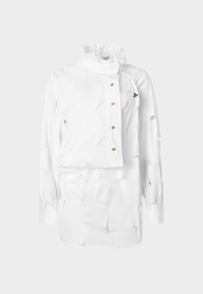 Λευκό πουκάμισο με δομημένο γιακά, ασύμμετρο σχέδιο, κλείσιμο με κουμπιά και υφασμάτινη υφή με στρωματοποιημένες περικοπές και μικρή λεπτομέρεια λογότυπου.