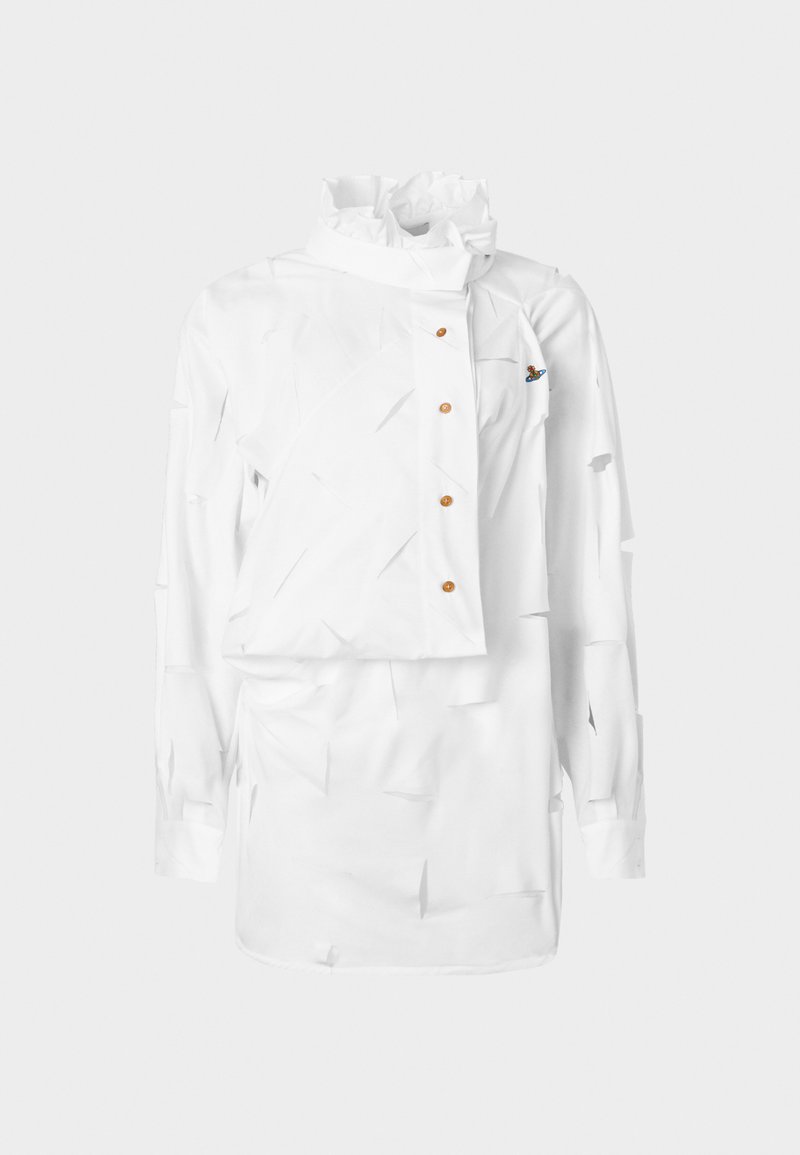 Vit skjorta med en strukturerad krage, asymmetrisk design, knappstängning och texturerat tyg med lager på lager-urklipp och liten logotypdetalj.