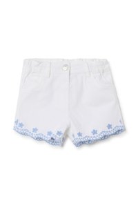 Shorts de denim blanco con un dobladillo en forma de onda adornado con bordados de flores azules y pequeños acentos decorativos. Incluye dos bolsillos delanteros.