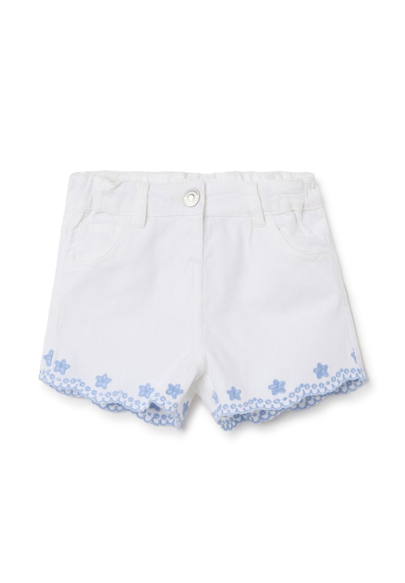 Shorts de denim blanco con un dobladillo en forma de onda adornado con bordados de flores azules y pequeños acentos decorativos. Incluye dos bolsillos delanteros.