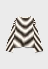 Braun-weiß gestreiftes Langarmshirt mit Rundhalsausschnitt, flach auf einem hellgrauen Hintergrund dargestellt.