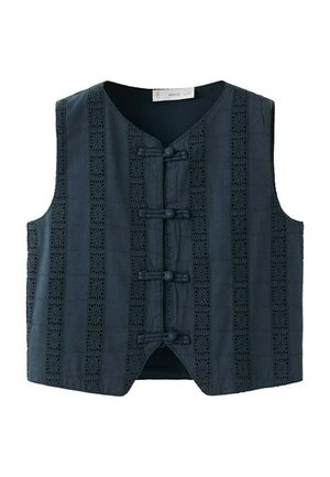 Tamnoplava prsluk bez rukava s okomitim čipkastim umetcima i zatvaranjem sprijeda na tkaninske čvoraste gumbe, s okruglim izrezom oko vrata.