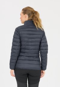 Marineblauer Pufferjacke mit horizontalen Steppnähten, einem hohen Kragen und einer engen Passform. Glatte, glänzende Textur mit einem schlichten Saumdetail.