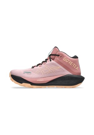 Pink-schwarzer Gore-Tex Mid-Top-Laufschuh mit pfirsichfarbener Sohle, gepolstertem Schaft, schwarzen Schnürsenkeln und gemusterten seitlichen Mesh-Einsätzen.