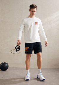 Nike Performance FORM - Pantalón corto de deporte - black/sundial/vivid purple