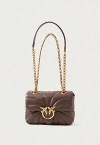 Mala castanha almofadada com design acolchoado, corrente dourada e alça de couro, com um detalhe circular dourado de ferragem apresentando dois pássaros.