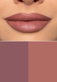 Makijaż ust o matowym wykończeniu w stłumionym odcieniu mauve. Zbliżenie podkreśla gładką teksturę i zdefiniowany kontur ust. Poniżej dwa próbki kolorów.