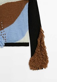 Strickpullover mit abstraktem Muster; in Schwarz, Braun und Blau. Texturiertes braunes Fransen-Accents am Ärmel.