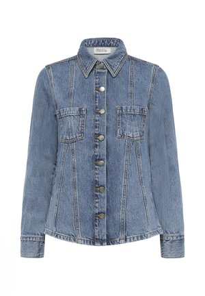 Veste en denim bleu avec fermeture à boutons, deux poches poitrine, manches longues et col, présentée sur un fond blanc.