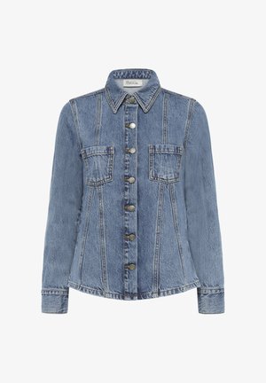 Modrá džínová bunda se zapínáním na knoflíky, dvěma náprsními kapsami, dlouhými rukávy a límcem, zobrazena na bílém pozadí.