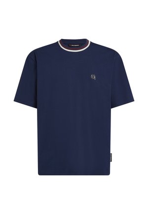 Námořnicky modré tričko s krátkými rukávy z měkké látky s žebrovaným kulatým výstřihem. Na hrudi je malá bílá vyšívaná značka.