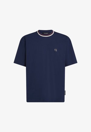 Granatowy t-shirt z krótkim rękawem wykonany z miękkiego materiału, z prążkowanym, okrągłym dekoltem. Na piersi znajduje się niewielkie białe, haftowane logo.