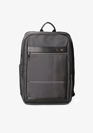 Zaino in tessuto grigio con superficie strutturata, dotato di una tasca frontale con zip, tasca laterale e una robusta maniglia superiore.