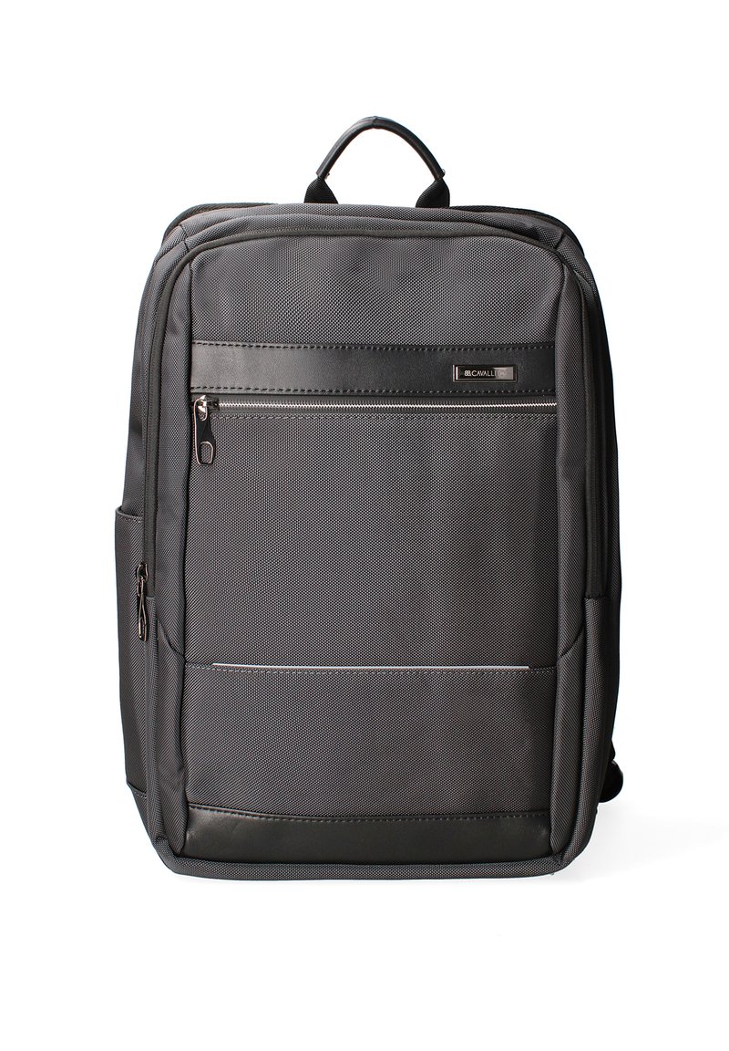 Sac à dos en tissu gris avec une surface texturée, doté d'une poche zippée à l'avant, d'une poche latérale et d'une poignée supérieure robuste.