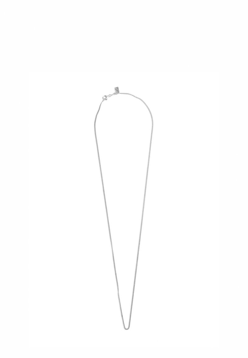 Colier din lanț de argint cu un design fin, răsucit. Are o închizătoare mică la un capăt și se subțiază spre un vârf, creând o formă alungită.