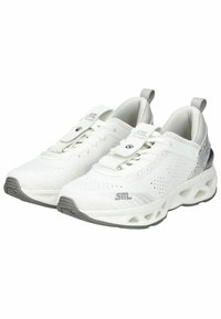 Scarpe sportive bianche con parte superiore in rete, chiusura con lacci, colletto imbottito e suola testurizzata con accenti grigi. Logo del marchio evidente.
