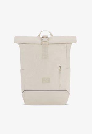 Lys beige rullemadsrygsæk lavet af holdbart stof, med en frontlomme med lynlås, justerbar rem og et logo-patch. Glat overflade.