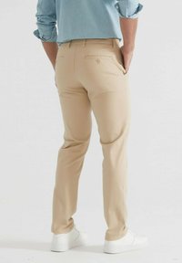 Yves Enzo Chino - beige