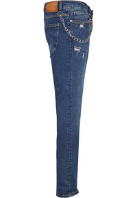 Sötétkék farmer skinny farmernadrág, ami kopott részletekkel és láncos díszítéssel rendelkezik. Klasszikus öt zsebes kialakítás közepes derékkal.