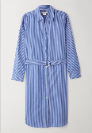 Blå og hvid stribet skjortekjole med lange ærmer, knaplukning og et bælte med en rund spænde i taljen.