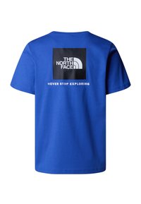 Blå bomulds t-shirt med rund halsudskæring. Bagsiden har en sort firkant med hvid tekst og logo: "THE NORTH FACE" og "NEVER STOP EXPLORING."