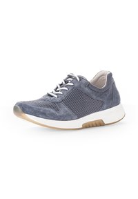Marineblauwe sportschoenen van suede en mesh, met witte veters, een dikke witte zool en een flexibele rubberen onderrand.