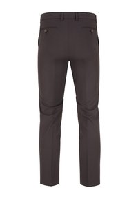 Brązowe spodnie, slim fit, z płaskim przodem, dwoma tylnymi kieszeniami z guzikami oraz szlufkami na pasek. Gładka tekstura, prosty krój nogawek.