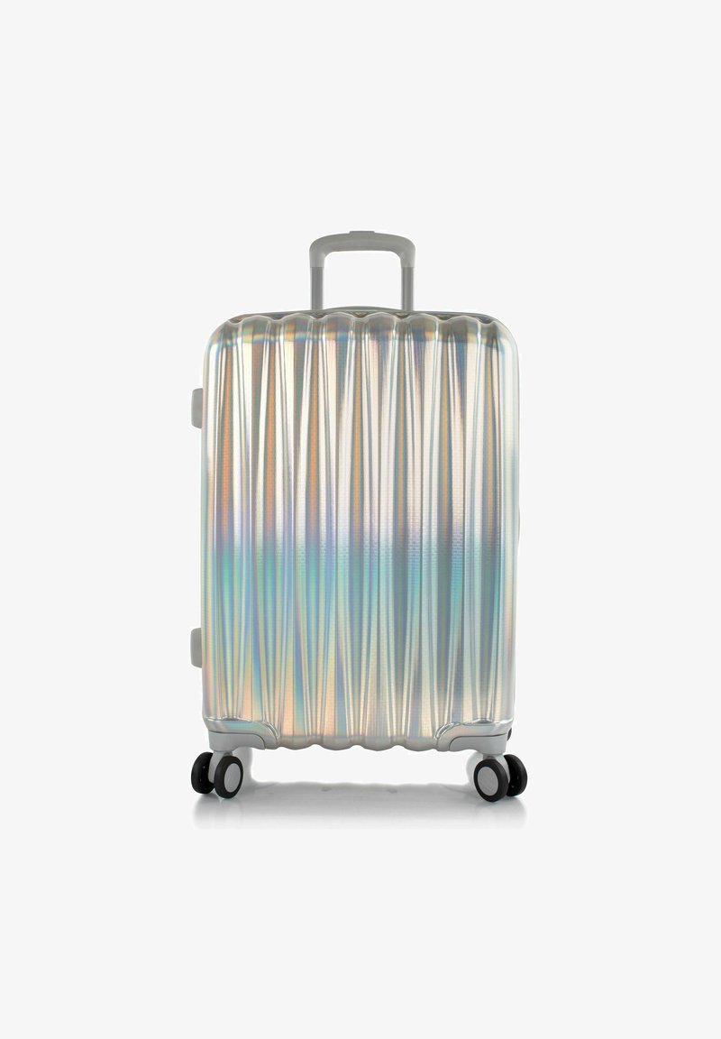 Valise rigide avec une texture striée, finition iridescente, poignée grise et roues noires. Design léger et moderne.