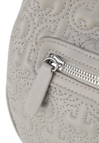 Borsa in pelle grigia con motivo a logo embossato, dotata di una cerniera argento e di un tirazip texturizzato, che mette in mostra dettagli lisci e cuciti.