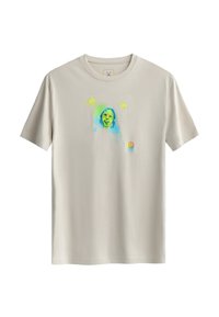 Licht beige katoenen t-shirt met een kleurrijke, abstracte print van een gezicht met groene en blauwe accenten, vergezeld van een kleine oranje cirkel.