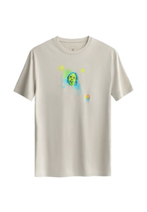 T-shirt en coton beige clair avec un imprimé abstrait coloré représentant un visage avec des accents verts et bleus, accompagné d'un petit cercle orange.