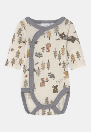 Bodysuit de manga longa para bebé em tecido creme com acabamentos cinzentos, apresentando uma estampa de animais da floresta, incluindo ursos, guaxinins e árvores.