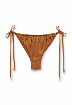 Hnědé bikiny spodní díl s řasením, nastavitelnými bočními šňůrkami a kovovými koncovkami zlaté barvy na bílém pozadí.